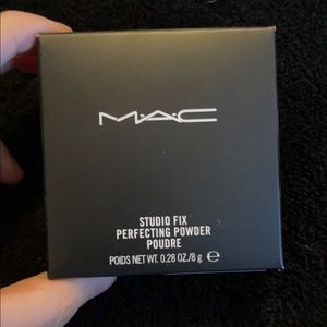 MAC STUDIO FIX PERFECTING POWDER LIGHT